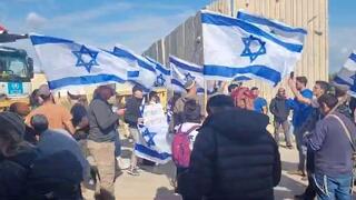 מוחים חוסמים בכרם שלום את משאיות האספקה לרצועת עזה