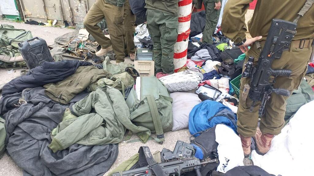 לוחמי חטיבת הנח"ל מגלים לאחר היציאה מהרצועה שהציוד האישי שלהם נגנב מבסיס צאלים לוחמי חטיבת הנח"ל מגלים לאחר היציאה מהרצועה שהציוד האישי שלהם נגנב מבסיס צאלים