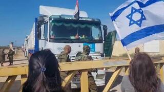 מוחים חוסמים בכרם שלום את משאיות האספקה לרצועת עזה מוחים חוסמים בכרם שלום את משאיות האספקה לרצועת עזה