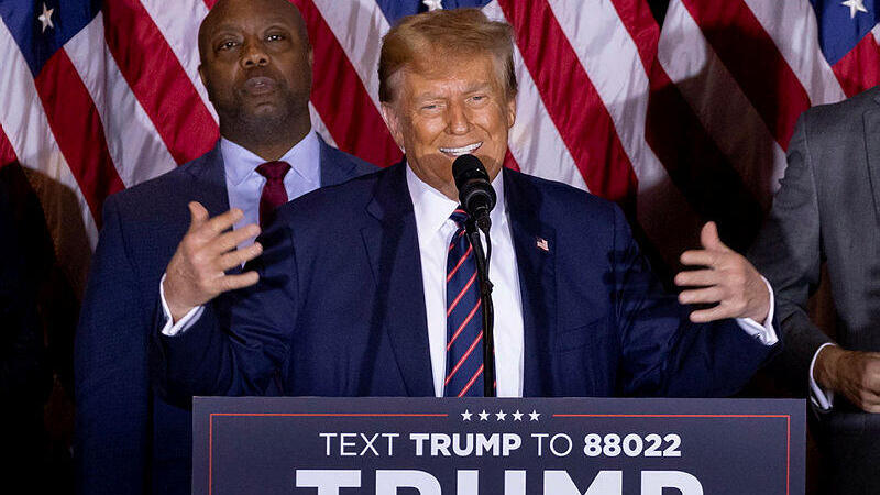 Trump became the first Republican to sweep competitive votes in both Iowa and New Hampshire since 1976 (AP) דונלד טראמפ לאחר שניצח את ניקי היילי בפריימריז בניו המפשייר