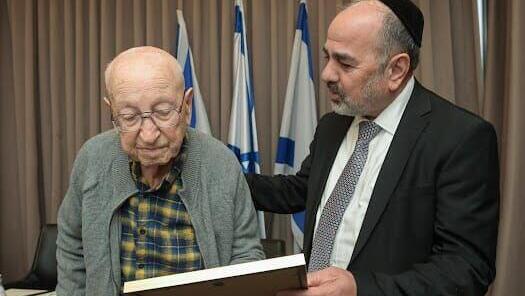 "אני נרגש. חבריי ואני עשינו היסטוריה". גרוסמן עם השר מרגי (צילום: ברונו שרביט, לע"מ) זה יהושוע גרוסמן עם שר הרווחה יעקב מרגי