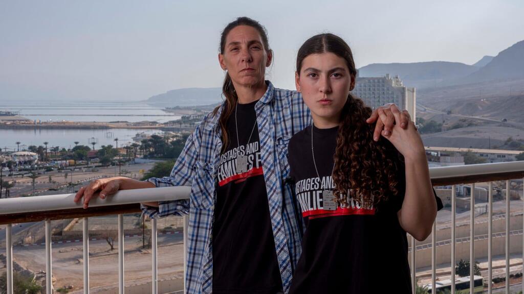 ''נוף ילדותנו הושחת''. עדי ושחר פקציארז (צילום: יובל חן) עדי פקציארז ובתה שחר במלון דיויד בים המלח
