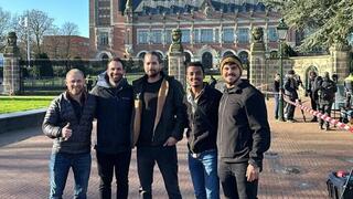 חמישה לוחמים יצאו מעזה כדי להפגין בהאג