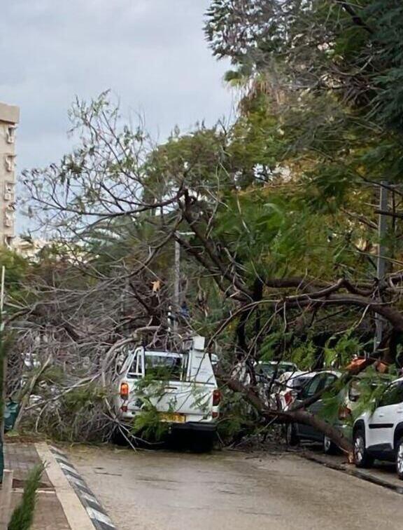 נזקי החורף ברחוב בן גוריון בחולון
