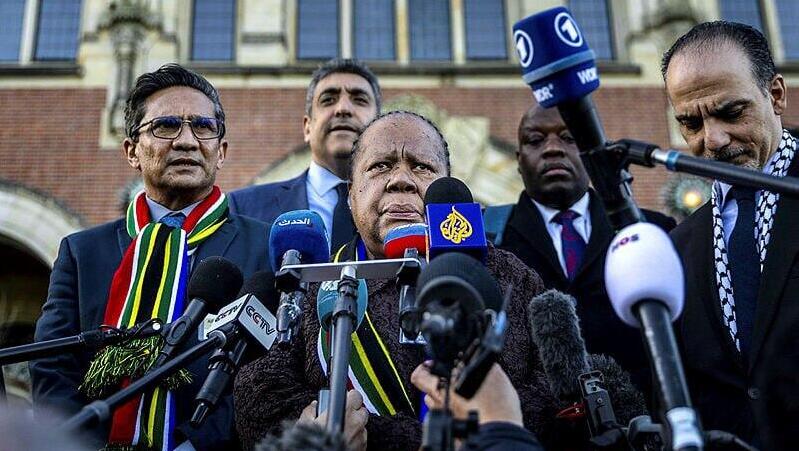 South African Foreign Minister Naledi Pandor speaking outside the ICJ (Photo: Remko de Waal / EPA) הדיון בהאג