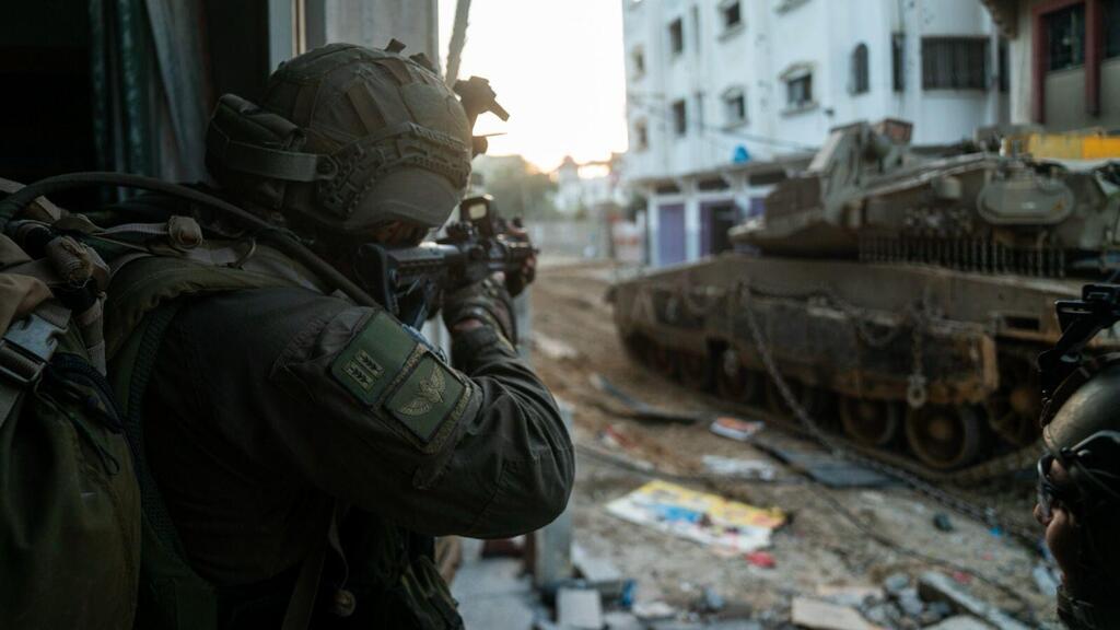 תיעוד פעילות צה"ל בחאן יונס. המשימה: להגיע לבכירי חמאס ולחלץ חטופים (צילום: דובר צה"ל ) תיעוד מפעילות כוחות צה"ל בחאן יונס בפשיטה על תשתיות טרור וביתו של מקורב ליחיא סינוואר