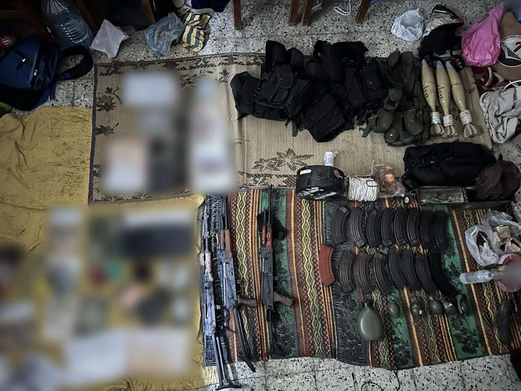 Combat gear found in Khan Younis home of Sinwar associate (Photo: IDF Spokesperson's Unit) תיעוד מפעילות כוחות צה"ל בחאן יונס בפשיטה על תשתיות טרור וביתו של מקורב ליחיא סינוואר
