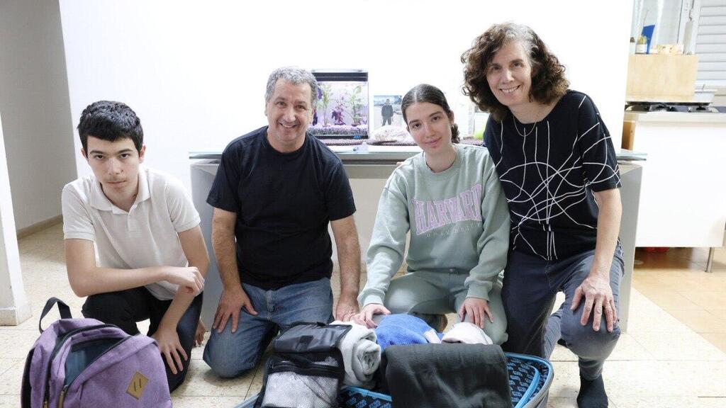 "ההורים שלי מאוד תומכים בי, שזה הכי משמעותי בעיניי" (צילום: דנה קופל) אחותו של עידו עובדיה לוחם גבעתי שנפל בעזה מתגייסת היום ל"ע ותהיה מדריכת חי"ר