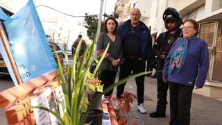 משפחתו של חן אמיר בזירת הפיגוע שבו נרצח. מימין: האם מלכה, הסייר עוז, מפקד הסיירת חנן פרץ והאחות עדיה משפחתו של חן אמיר בזירת הפיגוע שבו נרצח