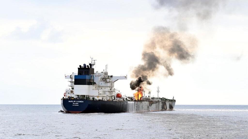 Houthis scored a direct hit on a ship in the Gulf of Aden (Photo: Indian Navy Spokesperson) ספינת סחורה עולה במפרץ עדן