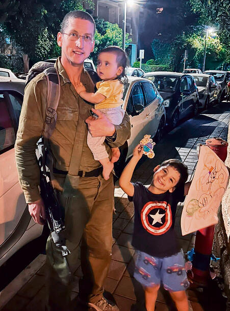 אלירן יגר ז"ל עם הילדים איתן וגילי yk13775720