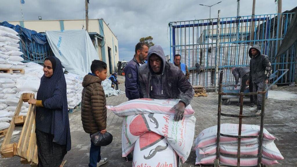 שקי קמח ברצועה לאחר הפסקת מימון אונר"א: החל סבב חלוקת קמח למשפחות בדרום רצועת עזה