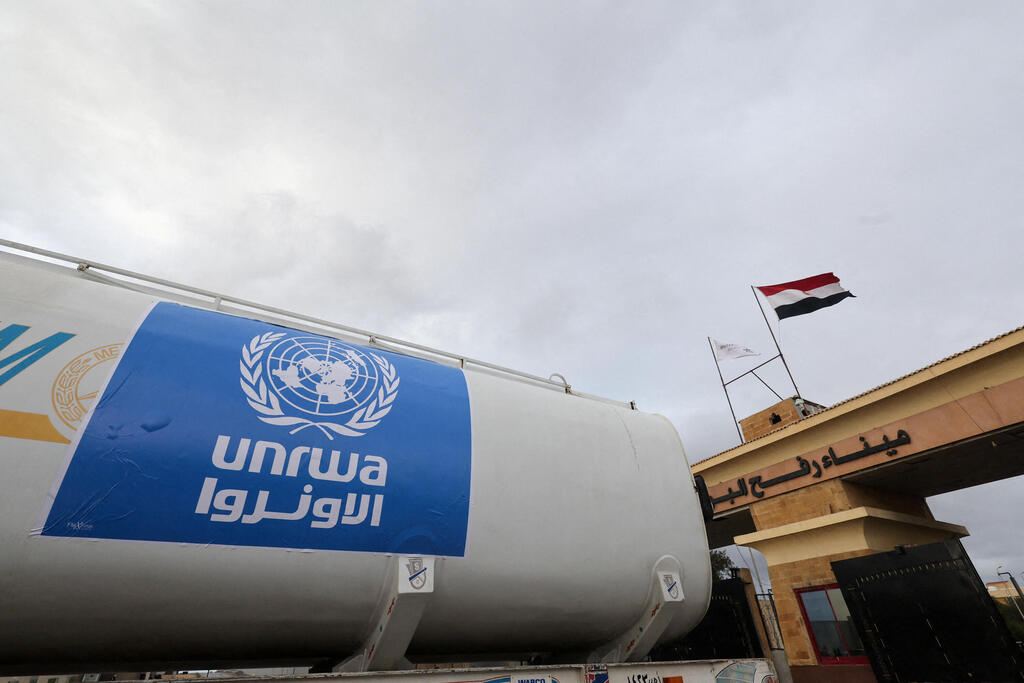 UNRWA delivers fuel into Gaza (Photo: REUTERS/Amr Abdallah Dalsh/File Photo) ארכיון משאית אונר"א ליד מעבר רפיח