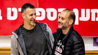 ליאור ליובין ז"ל עם יו"ר מכבי ר"ג חן שניידרמן