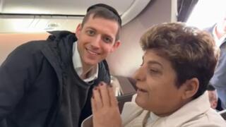 רחל אדרי מברכת את משה מאייר ומוטי גלושטיין לאחר שהעניקו טיפול רפואי מציל חיים לנוסע בטיסת אל על מניו יורק לישראל