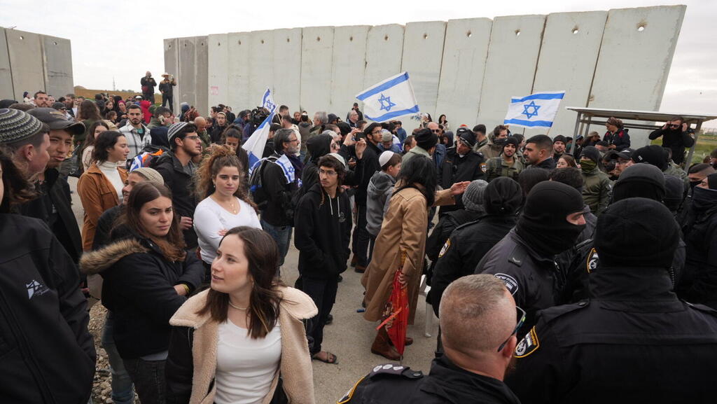 "צריך להבטיח שציוד מציל חיים לא נחסם מכל סיבה". הפגנה בכרם שלום, בשבוע שעבר (צילום: תומר שונם הלוי) מפגינים נגד הכנסת סיוע הומניטרי לרצועת עזה במעבר כרם שלום ביום ה-114 למלחמה