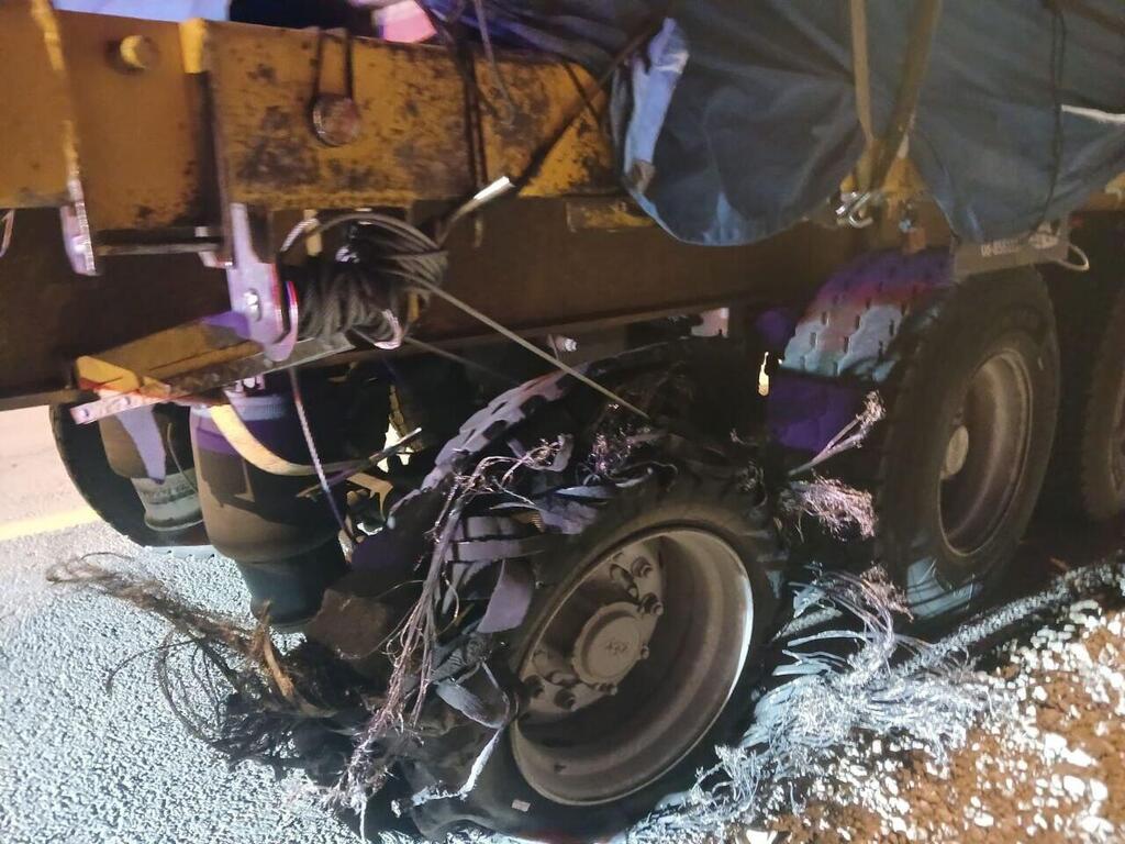 הנזק שנגרם לאחת המשאיות המשאיות הישראליות שהגיעו מנמל אשדוד לניצנה עם סיוע הומנטירני בדרך לרצועת עזה