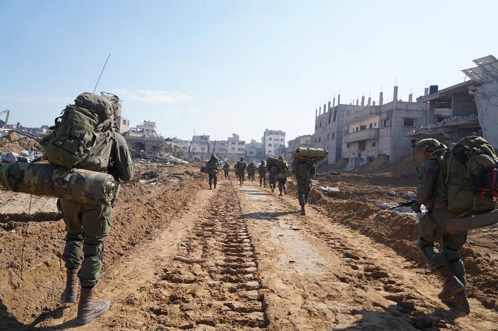 פעילות לוחמי הצנחנים ברצועה. "אנחנו בנתק מוחלט מהם" (צילום: דובר צה"ל) פעילות לוחמי חפעילות לוחמי חטיבת הצנחנים בחאן יונסטיבת הצנחנים בחאן יונס