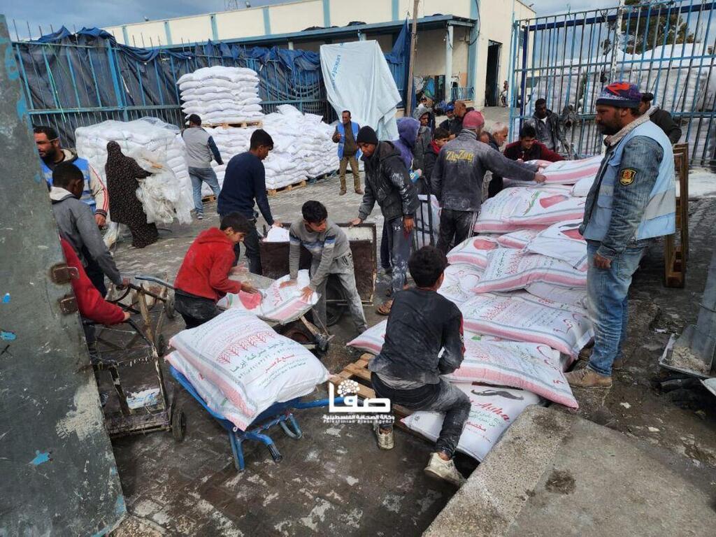 UNRWA officials distributing food to Gazans לאחר הפסקת מימון אונר"א: החל סבב חלוקת קמח למשפחות בדרום רצועת עזה