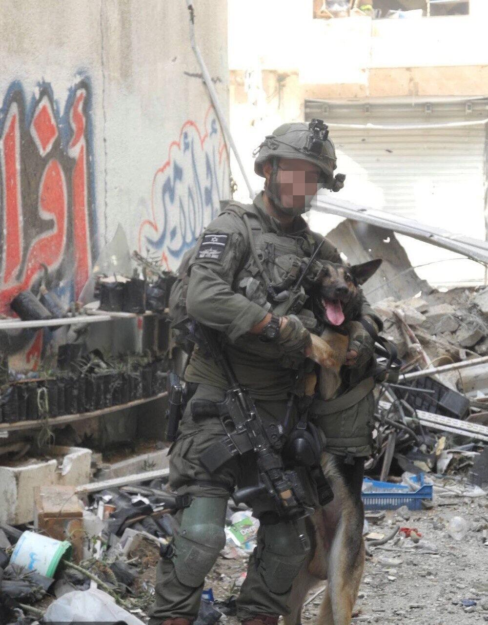 Staff Sergeant N. and Ziggy the dog, who saved six lives (Photo: Family album) סמ"ר נ' והכלב זיגי מיחידת עוקץ הציל את הכוח ומת מירי מחבלים בעזה