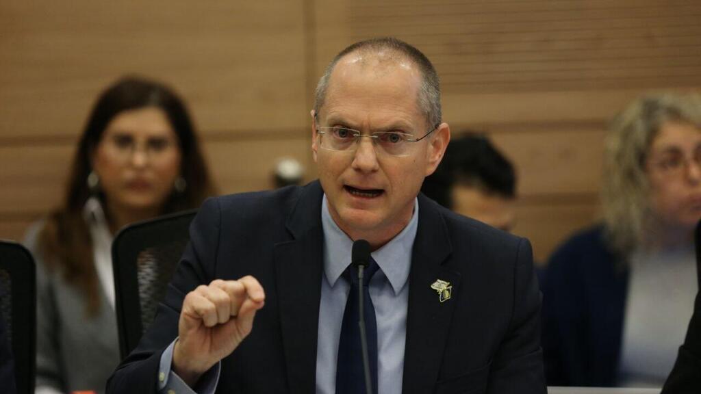 "מצפה מכל מי שהמדינה חשובה לו להצביע בעד". יוזם ההדחה, ח"כ עודד פורר (צילום: אלכס קולומויסקי) ועדת הכנסת - דיון בבקשה להדיח את חבר הכנסת עופר כסיף