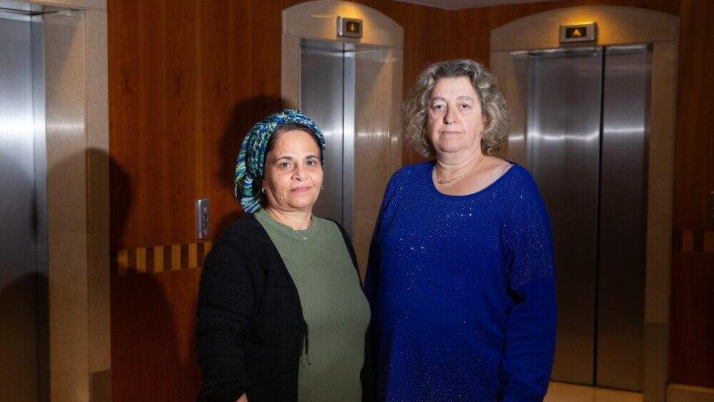 אורלי חוסרבי וסימי נעמת (צילום: אלכס קולומויסקי) אורלי חוסרבי מקריית שמונה וסימי נעמת משדרות מפונות לאותו בית מלון בירושלים