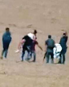 עמית סוסנה כפי שתועדה נאבקת בקבוצת מחבלים שחטפו אותה ב־ 7 באוקטובר yk13779883