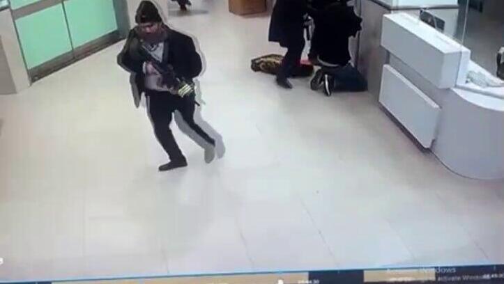 תיעוד מבית החולים: עם נשקים שלופים ומחזיקים מנשא תינוקות תיעוד מחיסול המחבלים בבית החולים "אבן סינא" שבג'נין