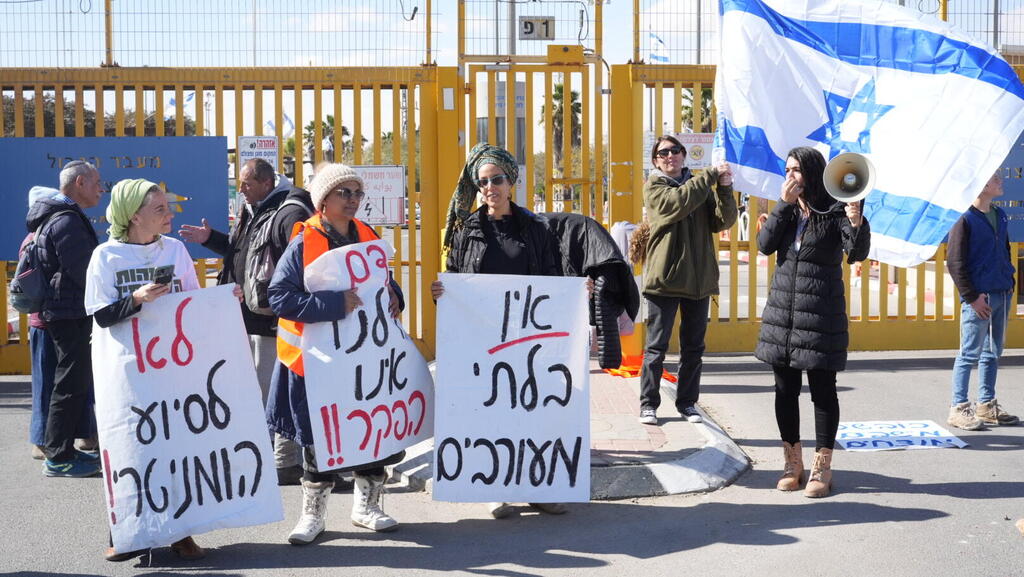Protesters block the Kerem Shalom border crossing into Gaza (Photo: Tomer Shunem Halevi) פעילי צו 9 חוסמים את הכבישים בדרכם למחאה במעבר כרם שלום
