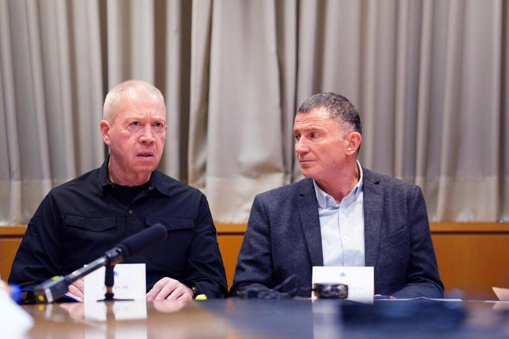 יואב גלנט ויולי אדלשטיין בסקירה הביטחונית בלשכת שר הביטחון בקריה, תל אביב