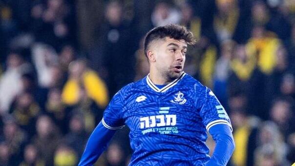 שחקן  הפועל פ"ת שובל גוזלן מול שחקן בית"ר ירושלים אוראל דגני