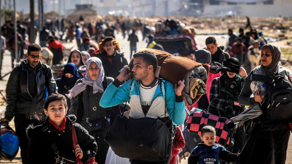 פליטים פלסטינים מתפנים מחאן יונס (צילום: Mahmud Hams / AFP) פליטים פלסטינים מתפנים מ חאן יונס רצועת עזה