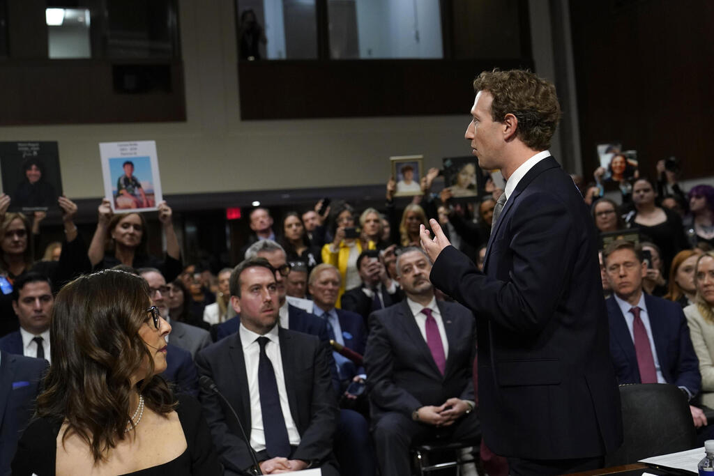 מארק צוקרברג פונה למשפחות באולם (צילום: Susan Walsh / AP) מארק צוקרברג בשימוע בסנאט