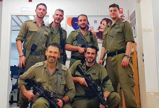 ד"ר רובינזון עם חבריו לנשק yk13782397