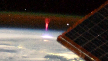 התפרקויות מרהיבות שקשה מאוד לצפות בהן. שדון ברקים בצבע אדום וכחול נראה סמוך לקצה הלוח הסולרי של תחנת החלל בצילום מעל אוסטרליה ב-24 בינואר