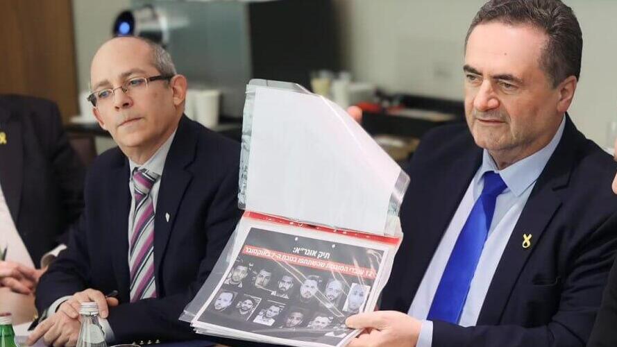 Foreign Minister Israel Katz presenting evidence of UNRWA officials' involvement in the October 7 massacre (Photo: GPO) ישראל כ"ץ וגלעד ארדן מציגים את 'תיק אונר"א' לחברי משלחת האו"ם