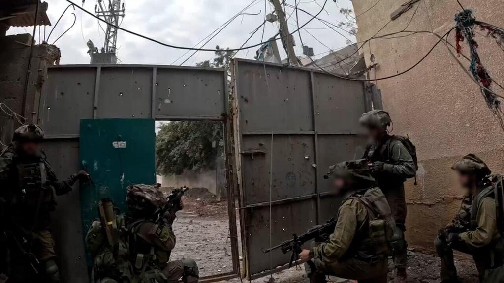 הכניסה לאזור המתחם הפיננסי (צילום: דובר צה"ל ) תיעוד מפשיטת לוחמי חטיבת 'יפתח' על כספות כספי טרור של החמאס