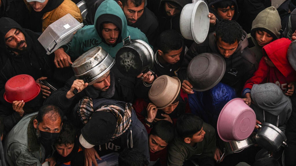 Palestinians line up to receive food in Rafah (Photo: Said Khatib / AFP) פלסטינים מקבלים מנות מזון ברצועת עזה