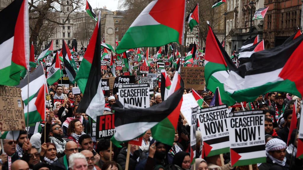 Pro-Palestinian protest in London (Photo: EPA) הפגנה נגד ישראל בלונדון