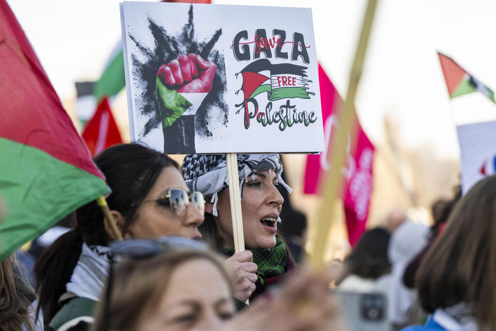 Pro-Palestinian protest in Geneva, Switzerland (Photo: EPA /MARTIAL TREZZINI) הפגנה נגד ישראל בבז'נבה, שוויץ
