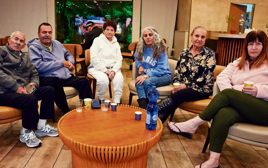 לא מרוצים. ותיקי מושב פרי גן (זנזורי שלישית מימין) במלון באילת | צילום: דורון ברטי yk13785624