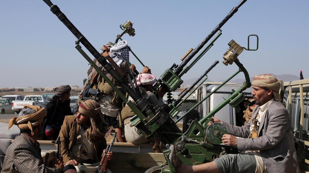 Houthi terrorists in Yemen (Photo: REUTERS/Khaled Abdullah) מפגן כוח של החות'ים