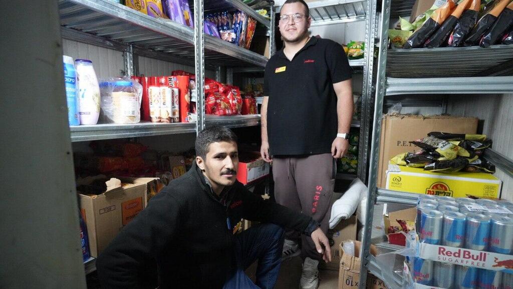 "מחזק אותי לחזור לעבודה, צריך להמשיך הלאה". בר ואוסמה בחנות שנפתחה מחדש (צילום: תומר שונם הלוי) תחנת הדלק בצומת מגן נפתחה מחדש לאחר שבשביעי באוקטובר פשטו עליה מחבלים
