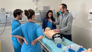 ד"ר גוזף אופנבאכר מעביר הדרכה לצוות מתמחים