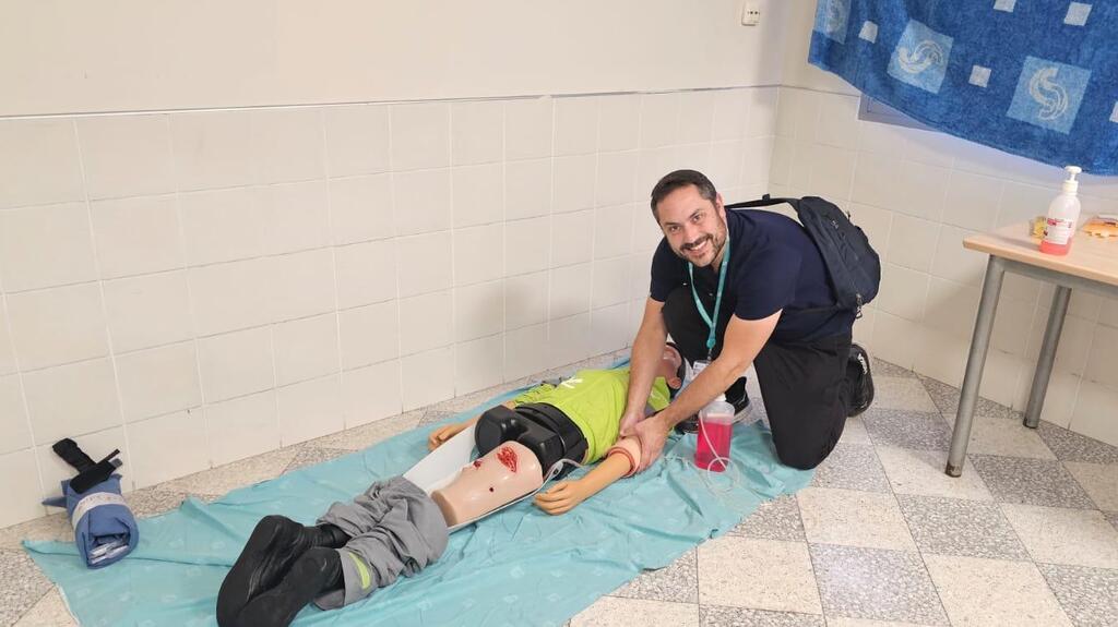 ד"ר ארי גרינוולד מעביר הדרכות למתמחים