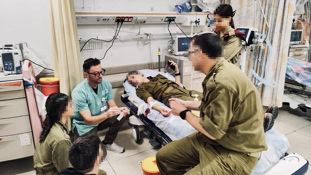 ד"ר בנימין האן מעביר הדרכה לחובשים