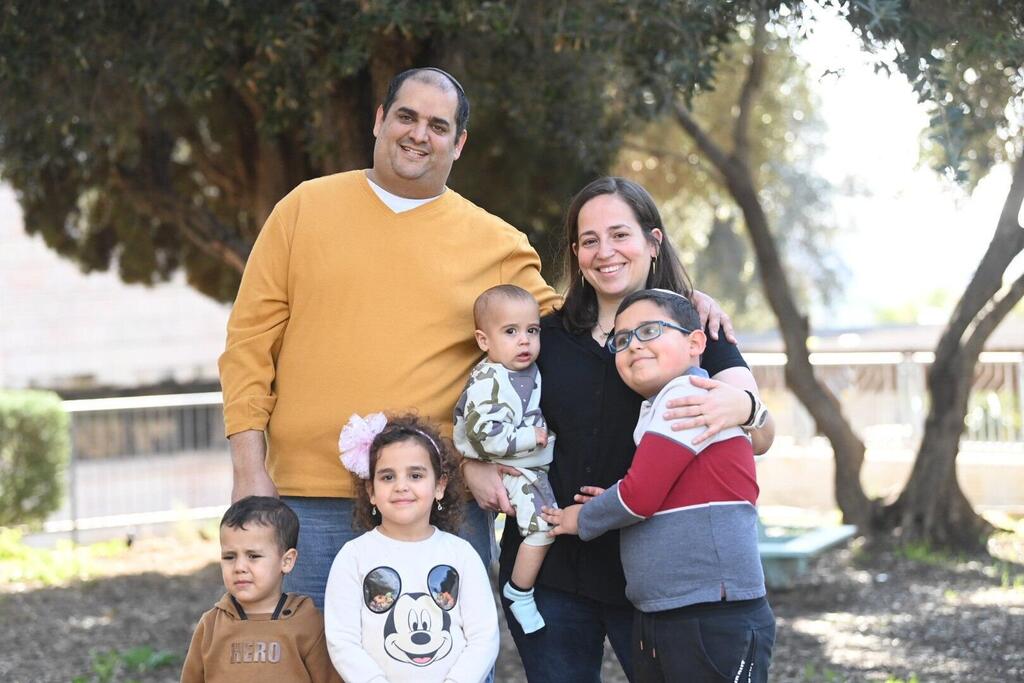 בני משפחת בדיחי. "זקוקים לפרטיות, פינת אוכל ומטבח שאפשר להכין בו אוכל ביתי" (צילום: יאיר שגיא) בני משפחת בדיחי, מפונים מקריית שמונה