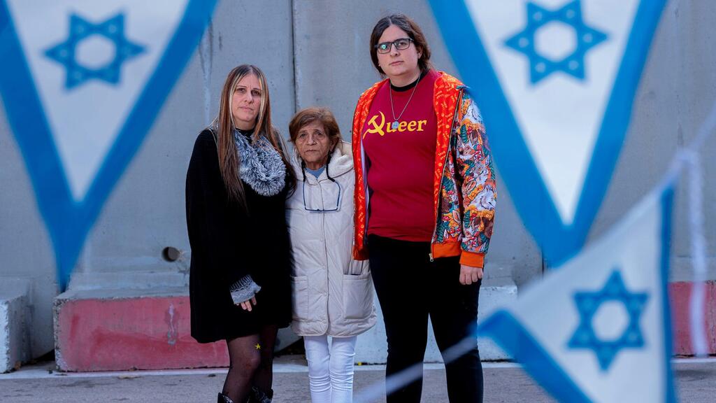 הבת עידן, האם צביה ובת הזוג איילת (צילום: יובל חן) משפחתו של מאיר אברגיל השוטר משדרות