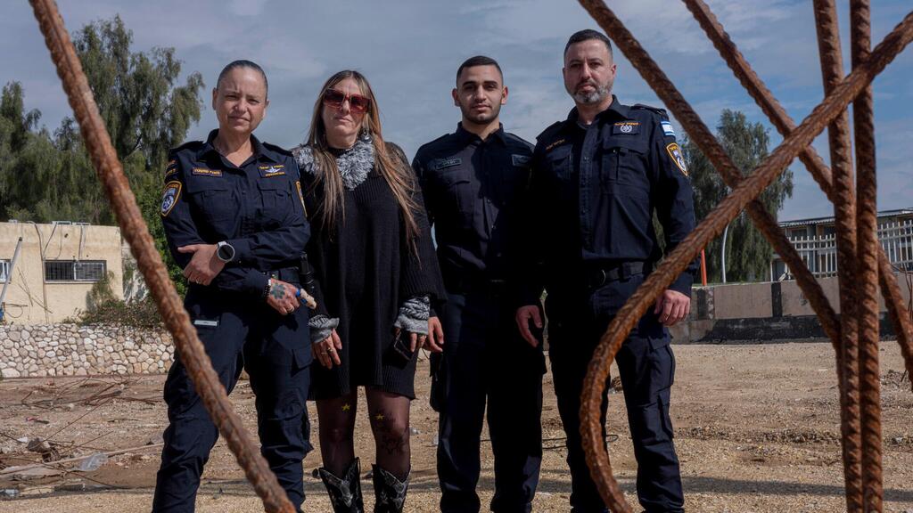 בת זוגו של מאיר ז"ל, איילת, יחד עם חבריו השוטרים בחורבות תחנת המשטרה בשדרות (צילום: יובל חן) חבריו ו אישתו של מאיר אברגיל, השוטר משדרות שנהרגל ליד תחנת המשטרה