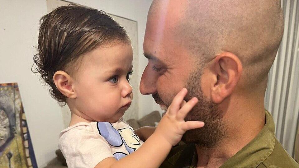 עם הבת יהלי (באדיבות המשפחה) רס"ן דוד שקורי ומשפחתו